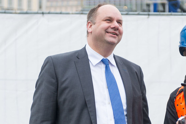 Dresdens OB Dirk Hilbert (45, FDP) freut sich über die zwei neuen Fabriken.