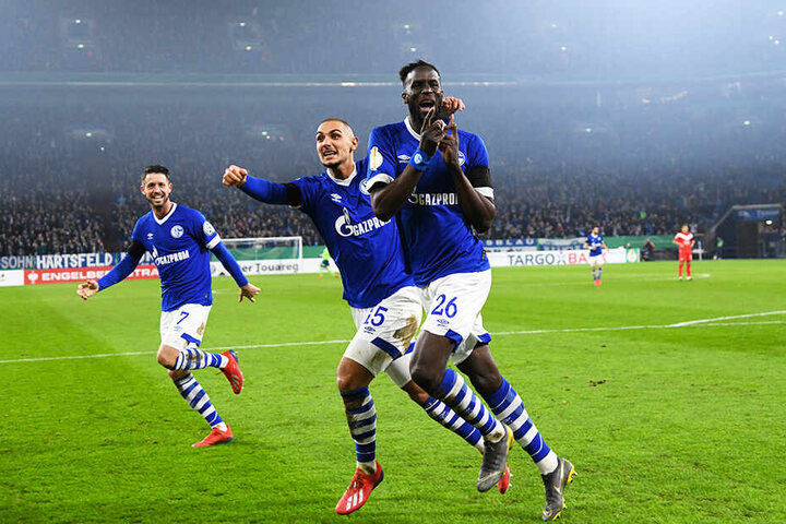 Ahmed Kutucu (M.) jubelt mit Salif Sané (r.) und Mark Uth über ein Tor des FC Schalke 04 im DFB-Pokal-Achtelfinale gegen Fortuna Düsseldorf.