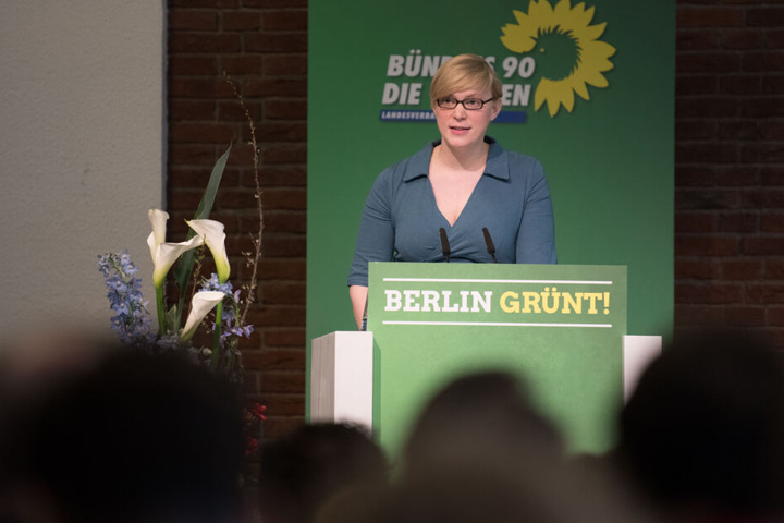 Nina Stahr, Berliner Landesvorsitzende von Bündnis 90/Die Grünen, spricht zu den Delegierten beim Landesparteitag ihrer Partei im April.