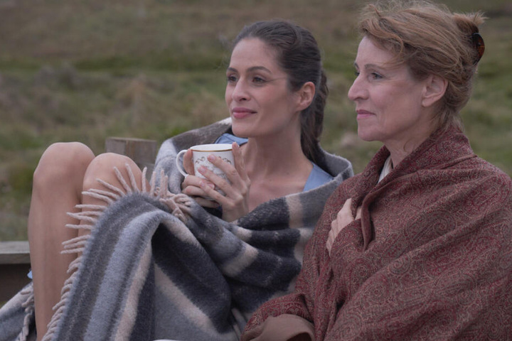 Kirsten Block spielt im Film "Von Tee und Liebe" die Teeplantagen-Besitzerin Jane. Die Rolle ihrer Tochter Ella übernimmt Anna Puck (29, l.).