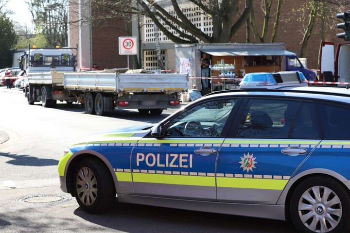 Die Radfahrerin (62) war zwischen Laster und Anhänger geraten.