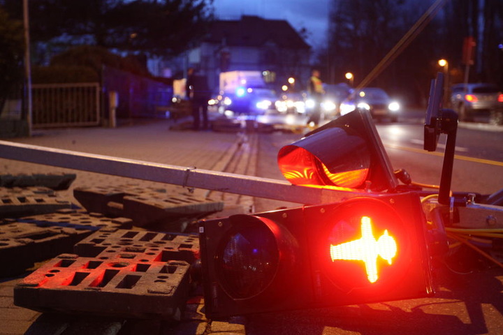 In Pirna riss es eine Behelfsampel um.