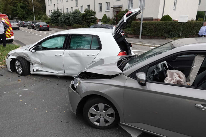 Bei dem Unfall wurden zwei Personen verletzt.