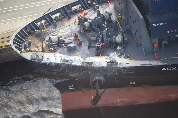 Auch das Containerschiff wurde beschädigt.