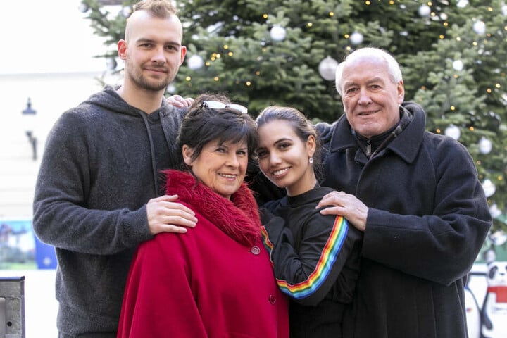 Eric Stehfest (30) und seine Eiskunstlauf-Partnerin Amani Fancy (22) wurden beim Training in Dresden von Erics Großeltern Walburga (73) und Hans-Peter Ehlers (74) überrascht.