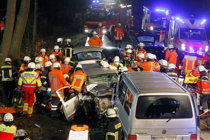 Unzählige Einsatzkräfte kämpften um das Überleben der Fahrzeuginsassen - doch für die kam jede Hilfe zu spät.