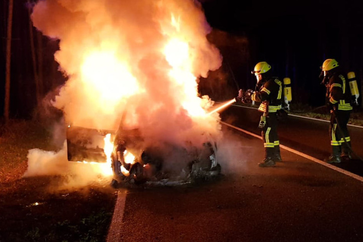 Feuerwehrmänner konnten die völlige Zerstörung der teuren Limousine nicht verhindern.
