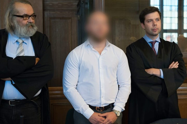 Der Todesfahrer mit seinen Anwälten vor Gericht.