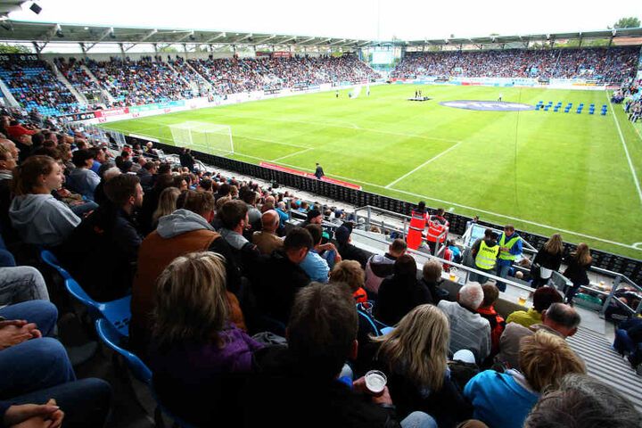 Beim Eröffnungsspiel gegen Mönchengladbach waren die Ränge im Stadion voll.
