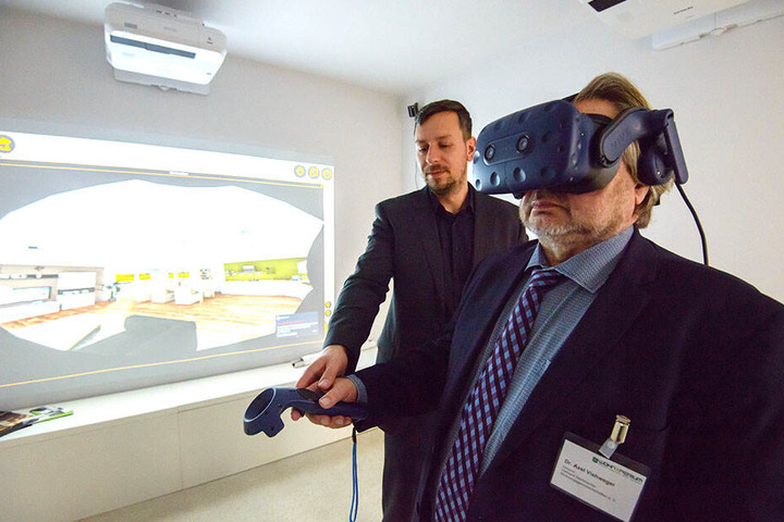 Mit der VR-Brille lässt sich das "WohnXperium" erkunden.