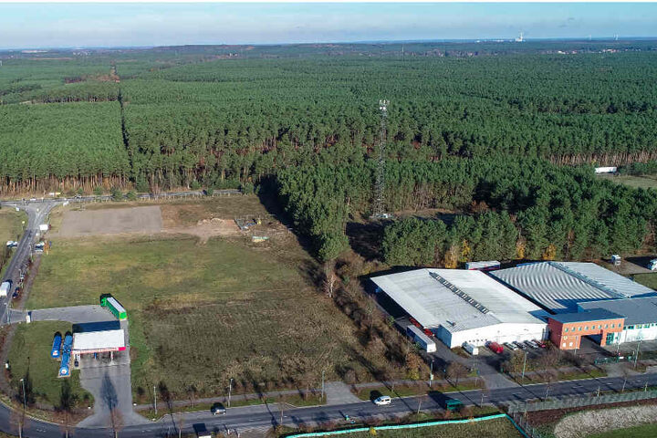 Für den Bau der geplanten Gigafactory des amerikanischen Elektro-Autobauers Tesla in Grünheide bei Berlin werden im zuständigen Landkreis die Weichen gestellt. (Archivbild)