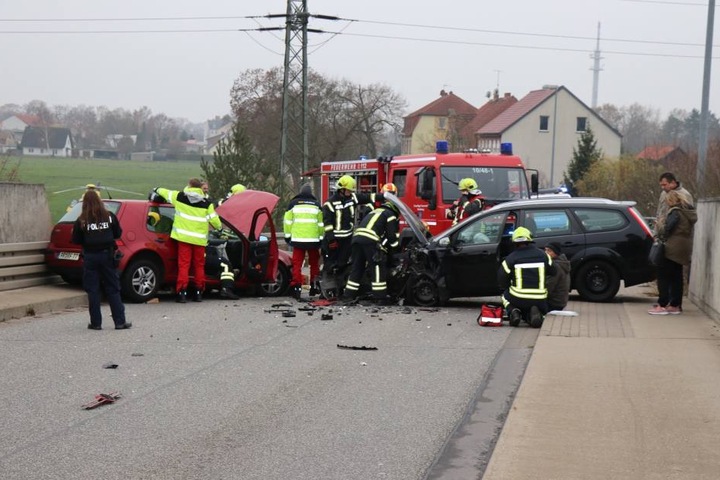 Die Fahrer wurden dabei offenbar schwer verletzt.