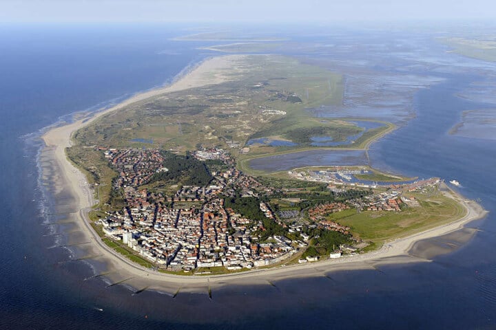 Die Luftaufnahme zeigt die ostfriesische Insel Norderney im Nationalpark Niedersächsisches Wattenmeer.