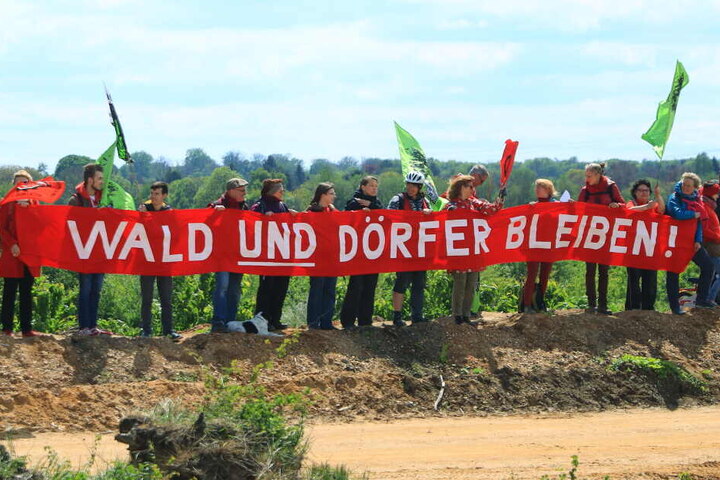 Demonstranten setzen sich für den Erhalt von Dörfern und Wäldern im Rheinischen Revier ein.
