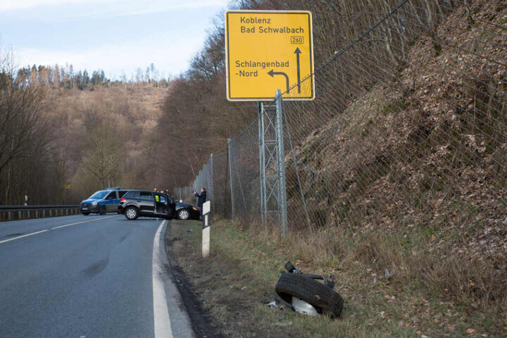 Die Vorderachse des Golfs wurde bei dem Unfall abgerissen und flog auf ein weiteres Fahrzeug.