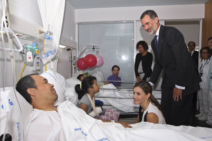Der spanische König Felipe VI. (r) und Prinzessin Letizia (2.v.r) besuchen Opfer des islamistischen Terroranschlags.