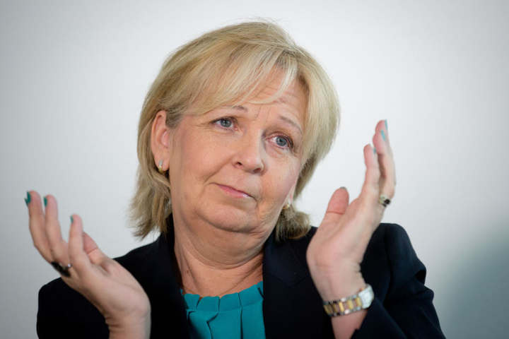 Unter ein Facebook-Foto der SPD-Politikerin und einstigen Ministerpräsidentin von Nordrhein-Westfalen, Hannelore Kraft (56), schrieb der Vorbestrafte: „Sofort hinrichten das Tier!“
