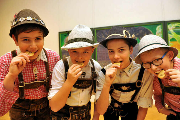 Die Mundartgruppe "De Pascher" aus Marienberg mit Ludwig, Moritz, Marius und Felix (v.l.) lässt sich das Erzgebirgswort des Jahres "Sperrguschn" auf der Zunge zergehen.