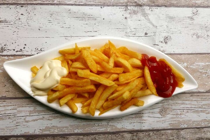 "Pommes rut-wieß" mit Mayonaise und Ketchup