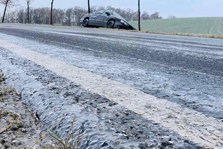 Ein Auto rutschte von der Straße.