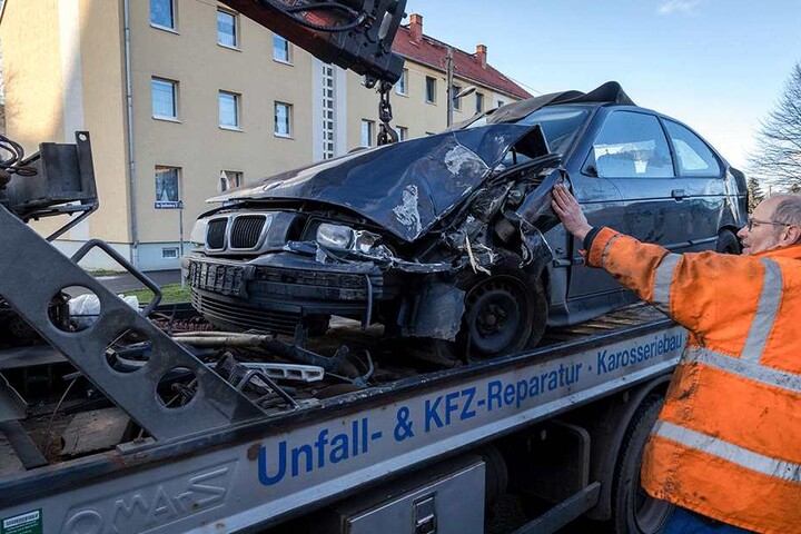Danach musste der BMW abgeschleppt werden.