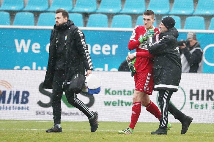 CFC-Mannschaftsarzt Dirk Harlos (r.) führt Kevin Kunz vom Platz.