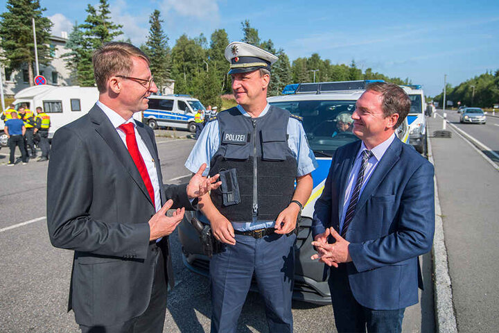 Sachsens Innenminister Roland Wöller (49, CDU) und Polizeidirektor Oliver Scharun (51) diskutieren über intelligente Grenzkontrollen.