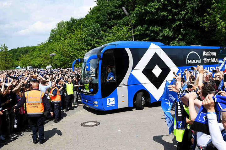 Der Empfang vor dem Spiel: Tausende HSV-Fans machten der Mannschaft Mut!
