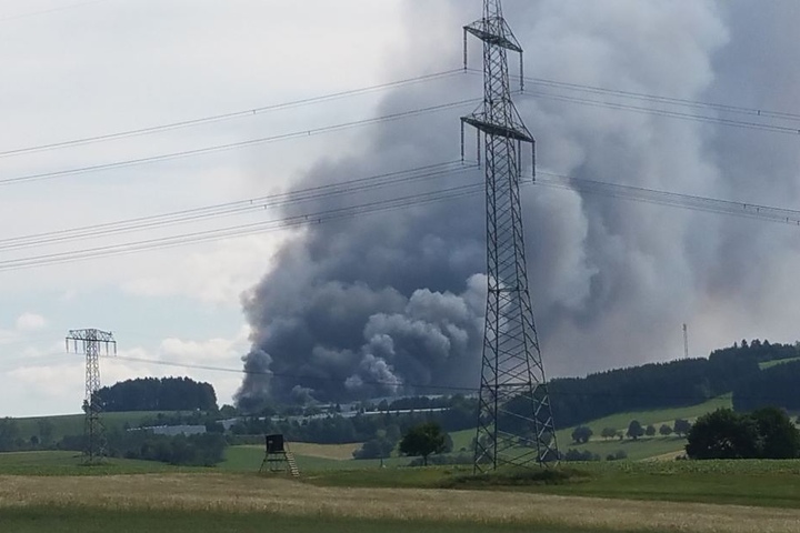 Eine riesige Rauchwolke hängt über dem Erzgebirge.