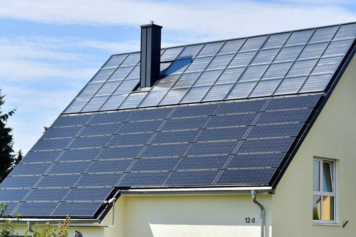 Kollektoren: Oben sammeln 46 Quadratmeter Sonnenkollektoren die direkte Sonnenwärme, ein Wärmeträger-Medium leitet die Hitze über Rohre ins Haus. Unten wandeln 58 Quadratmeter Photovoltaik die Sonnenenergie in Strom um.