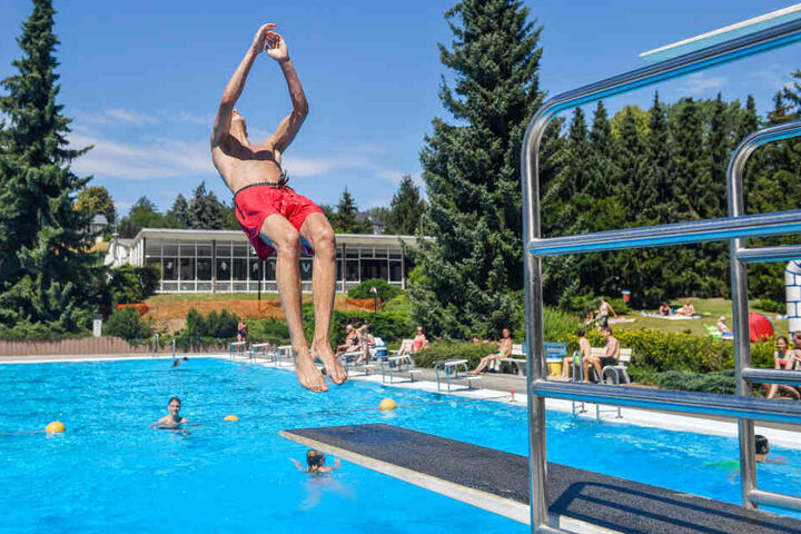 Im Freibad Wittgensdorf gibt es eine Sprunganlage.