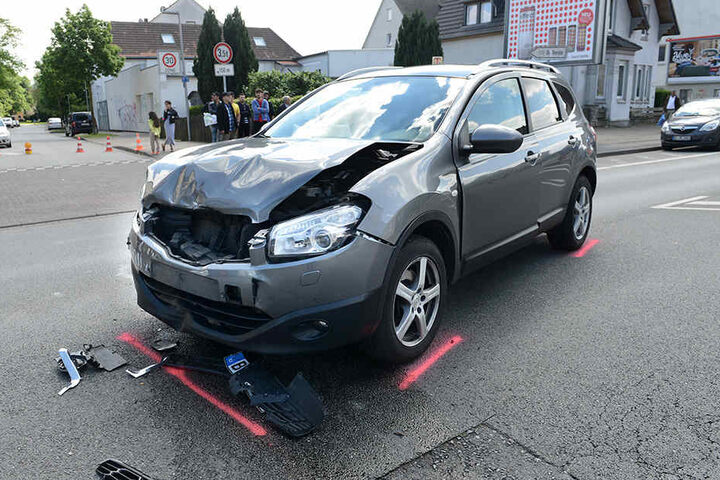 Der Nissan war nach dem Unfall nicht mehr fahrbereit.