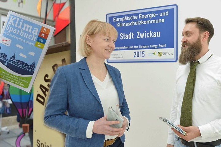 Bürgermeisterin Kathrin Köhler (40, CDU) und Lukas Gregori (32) präsentierten Mittwoch das neue Klima-Sparbuch.