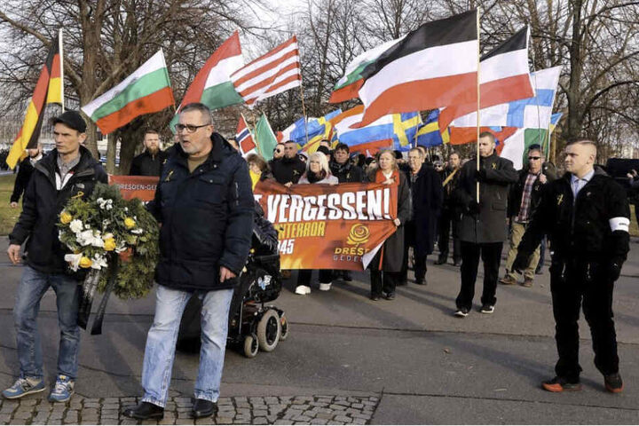 Die Nazis sind los gelaufen.