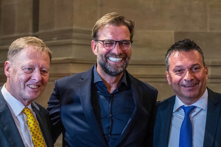 Der Mitbegründer des Preises Christoph-Friedrich Vahl (links) und Schalke-Manager Christian Heidel (rechts) posieren mit Klopp.