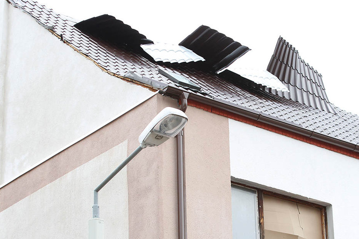 Das Dach des Hauses wurde durch den Sturm teilweise abgedeckt.
