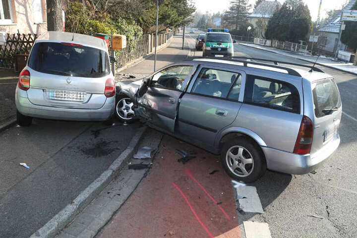 Die Seite des Opel wurde stark beschädigt.