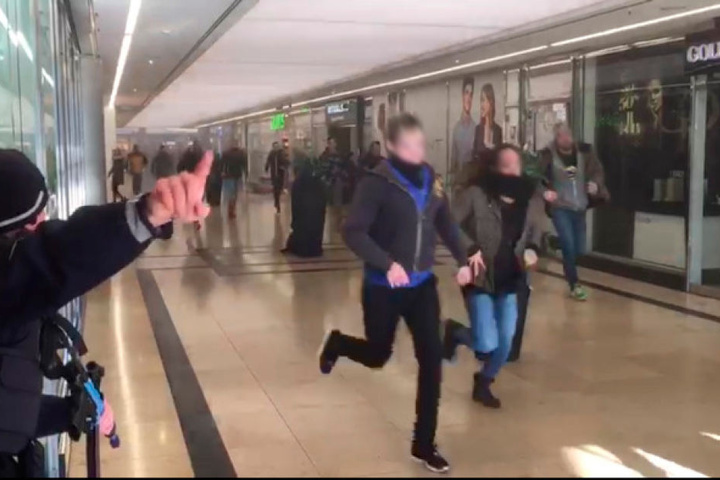 In der Passage simulieren Polizisten die Einkaufenden, die vor den "Terroristen" der Übung flüchten.