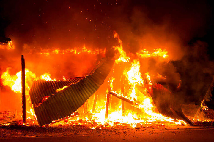 Das Feuer beschädigte ein Gebäude und einen nahe gelegenen Bahnübergang.