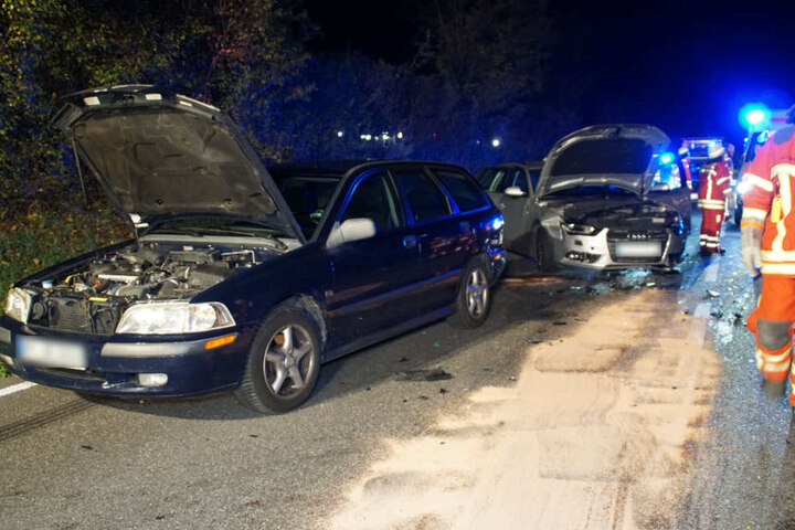 Hinter dem Cabriolet ein Volvo- sowie ein Audi-Kombi.