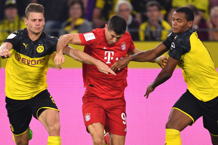 Robert Lewandowski (M.) und seine Teamkollegen vom FC Bayern München stehen unter Druck.