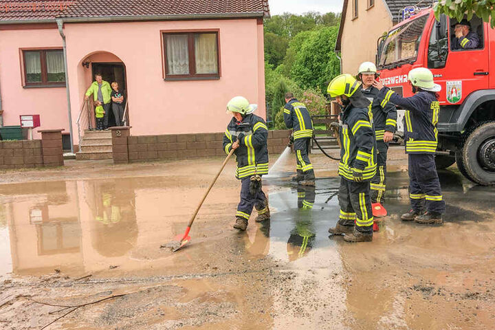 Rund 50 Feuerwehrleute aus Gumperda und Kahla versuchten, der Lage Herr zu werden.