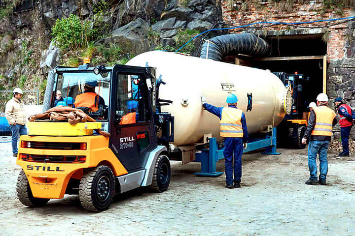 Rein damit ins alte Brauerei-Eislager! Der Tank ist acht Meter lang und zehn
Tonnen schwer.