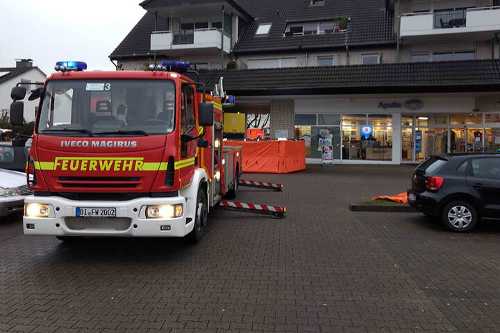 Die Feuerwehr sperrte den Bereich rund um den Aufprallort ab.