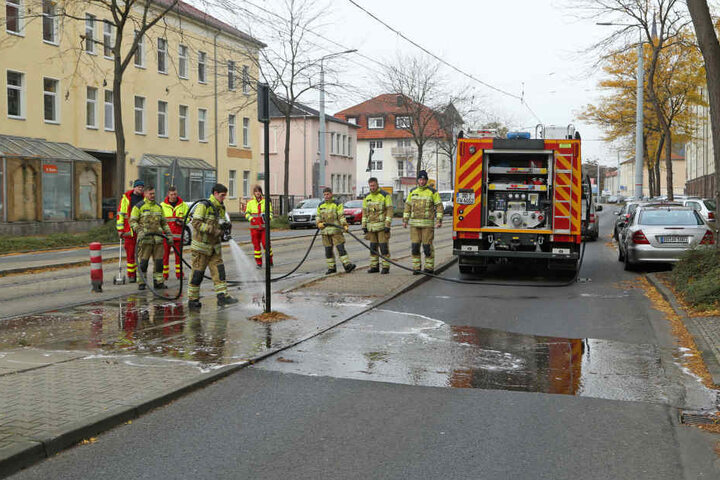 Die Feuerwehr reinigte nach dem schlimmen Unglück den Boden.