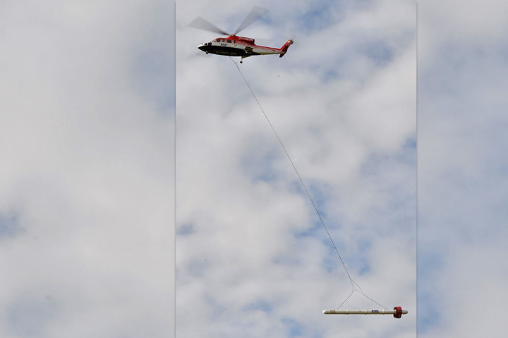 Die Hubschrauber kreisen mit den Sonden etwa 40 Meter über dem Boden.