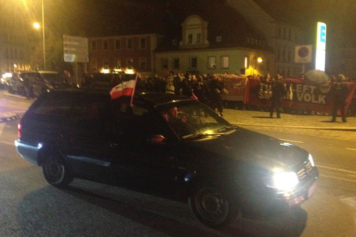 Eine Reichskriegsflagge hängt aus einem Auto.