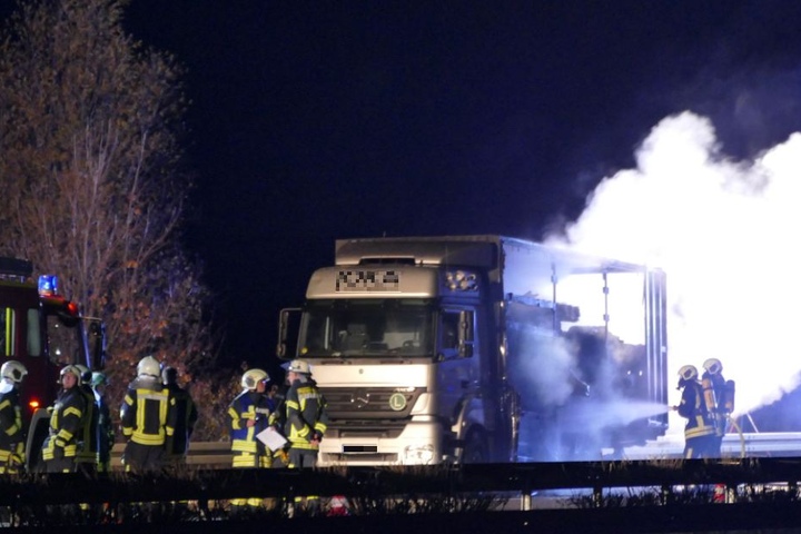 Kurz nach Mitternacht fing das Fahrzeug Feuer.