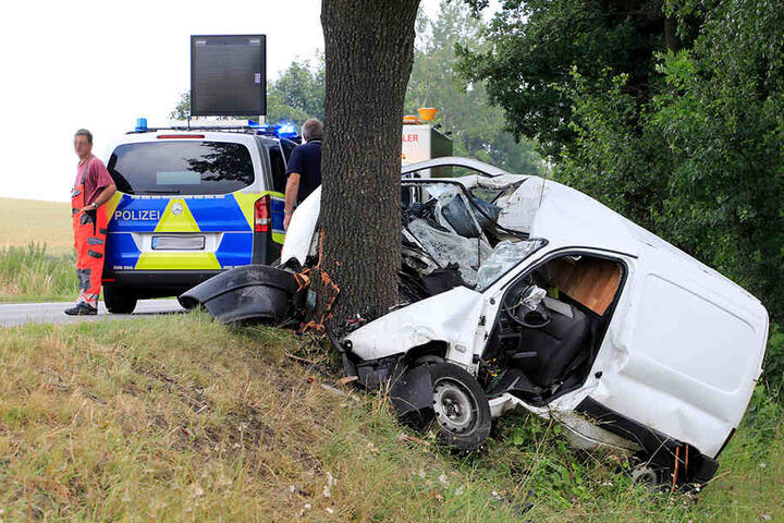 Der Fahrer wurde im Auto eingeklemmt.