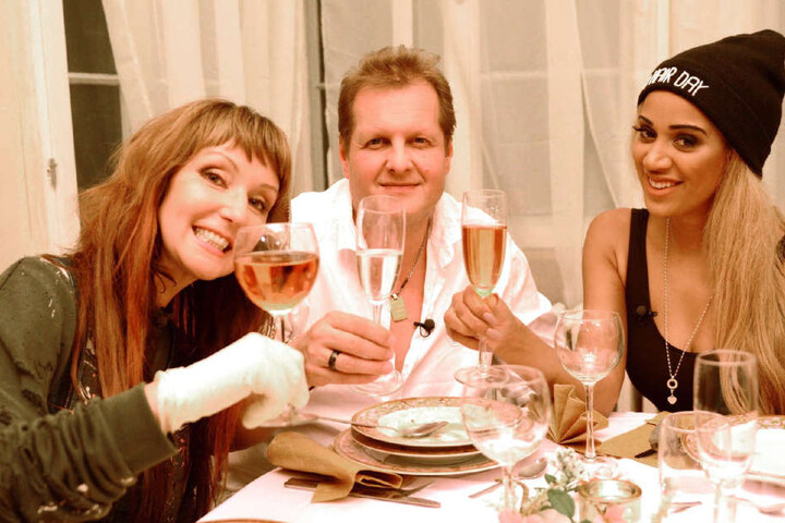 Müssen zu dritt Schlemmen. Gastgeberin Hanka Rackwitz (47), Jens Büchner (47) und Sarah-Joelle (27).